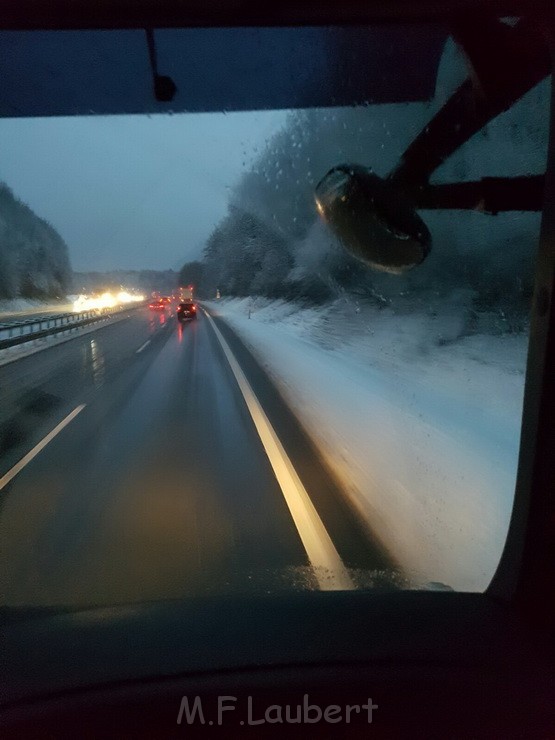 LKW rutscht in Boeschung Bergneustadt Pa P01.jpg